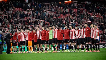 Los jugadores del Athletic saludan a la grada tras el partido de Champions ante el PSG.