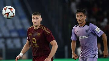 Roma's Ukrainian forward #11 Artem Dovbyk (L) and Athletic Bilbao's Spanish midfielder #21 Ander Herrera eye the ball during the Europa League football match between AS Roma and Athletic Bilbao at the Olympic stadium in Rome, on September 26, 2024. (Photo by Filippo MONTEFORTE / AFP)