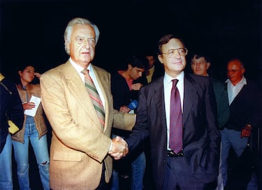 En 1995 se lanzó a intentar desbancar a Ramón Mendoza. Tras una dura batalla interna en la que Mendoza neutralizó los ímpetus personales de Villar Mir y Lorenzo Sanz, quedaron convocadas las elecciones para el 20 de febrero de 1995 con tres candidatos: Mendoza, Florentino y Santiago Gómez Pintado. Mendoza ganó por los pelos: 15.203 votos a su favor, por 14.505 para Pérez; una distancia de sólo 698 votos.