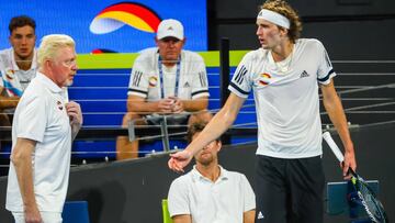 Alexander Zverev habla con Boris Becker durante su partido ante Alex de Mi&ntilde;aur en la eliminatoria de la ATP Cup entre Alemania y Australia.