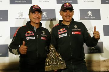 Los campeones de coches del Dakar 2018 llegaron al aeropuerto de Madrid en medio de una gran expectaci¨®n y de decenas de seguidores que les vitorearon a su llegada.