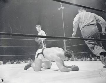 Jake LaMotta, 'Toro Salvaje', naci車 en Nueva York en 1921. Pele車 en 106 combates de los que gan車 83 (30 por KO). Su gran rival fue Sugar Ray Robinson, al que gan車 la segunda vez que se enfrentaron siendo el primer boxeador que consegu赤a vencerle.
El 16 de junio de 1949 consigui車 por KO el t赤?tulo mundial de los pesos medios ante Marcel Cerdan. En la tercera defensa del t赤tulo, el 14 de febrero de 1951, perdi車 ante Sugar Ray Robinson en una pelea que se bautiz車 como 'La matanza de San Valent赤n' debido a su crudeza. El 14 de abril de 1954 se subi車 al ring por 迆ltima vez.
Despu谷s de su retirada compr車 un club nocturno. Tras perderlo por diversos problemas legales inici車 una carrera como comediante.
La pel赤cula basada en su vida, Toro Salvaje, tuvo 8 nominaciones a los ?scar y se llev車 2 estatuillas (mejor montaje y mejor actor para Robert DeNiro).
En la imagen, ante Tiberio Mitri.