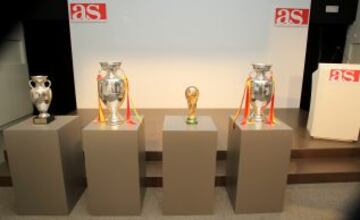 Los trofeos de las Eurocopas de 1964, 2008 y 2012 y la Copa del Mundo 2010.