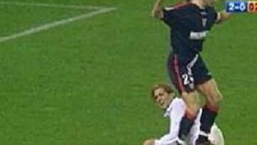 <b>LE SALIÓ CARA LA ACCIÓN.</b> Pablo Alfaro, defensa del Sevilla, ha sido suspendido con cuatro partidos de suspensión, por el pisotón que propinó a Michel Salgado en la rodilla.