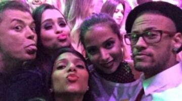 Neymar acudió a la fiesta de cumpleaños de su hermana en Brasil.