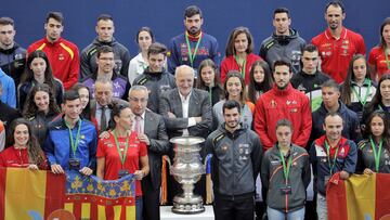 Juan Roig, con atletas del Proyecto FER: