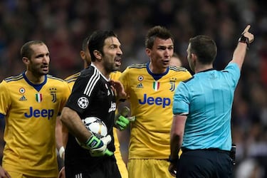 Real Madrid - Juventus: Buffon applauded by Bernabéu after red