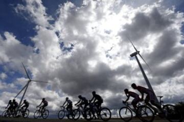 El pelotón durante la decimoctava etapa de la Vuelta Ciclista a España, con comienzo en la localidad burgalesa de Roa y término en la segoviana de Riaza, con un recorrido de 204 kilómetros.