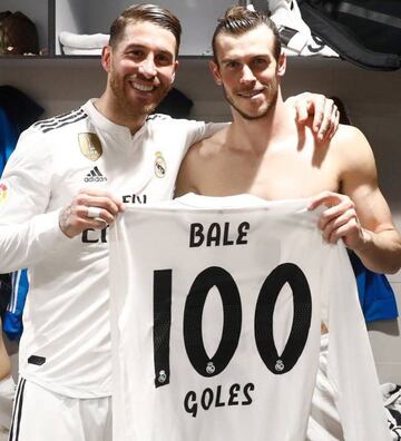 Ramos le entregó a Bale una camiseta conmemorativa.