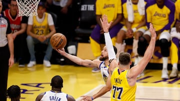 LOS ANGELES (United States), 04/04/2025.- Golden State Warriors guard Stephen Curry (2-R) drives to the basket with the ball while being guarded by Los Angeles Lakers guard Luka Doncic (R) during the second quarter of the NBA basketball game between the Golden State Warriors and the Los Angeles Lakers in Los Angeles, California, USA, 03 April 2025. (Baloncesto) EFE/EPA/CAROLINE BREHMAN SHUTTERSTOCK OUT