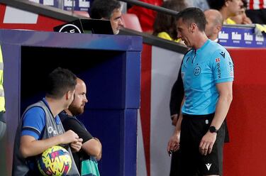 El árbitro, Soto Grado, tras revisar la jugada en el VAR señala penalti. La acción llega por la derecha, en la línea de fondo del conjunto amarillo. Lemar centra raso y el balón golpea en la mano de Rubén Alcaraz tras darle en el exterior del muslo.