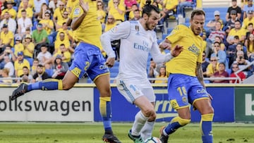 GRAF3573. LAS PALMAS DE GRAN CANARIA, 31/03/2018.- El delantero galés del Real Madrid, Gareth Bale (c), protege el balón ante la presencia de los jugadores de la Unión Deportiva Las Palmas, el centrocampista Javi Castellano (d), y el