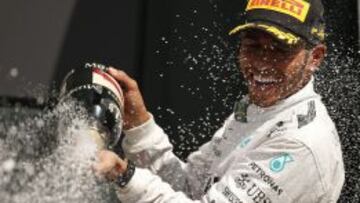 Lewis Hamilton en lo más alto del podio en la carrera de casa.
