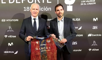 Pablo Sánchez, Presidente del Levante y Enric Carbonell Valls, director general del Valencia Basket en el photocall de los Premios AS del Deporte 2024.