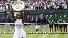 Serena Williams posa con el t&iacute;tulo de campeona de Wimbledon 2016 tras derrotar en la final a la alemana Angelique Kerber.