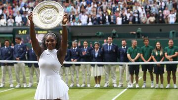 Serena Williams posa con el t&iacute;tulo de campeona de Wimbledon 2016 tras derrotar en la final a la alemana Angelique Kerber.
