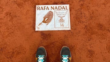 Foto tomada por Carlos Alcaraz de la placa de Rafa Nadal en la pista Philippe Chatrier de Roland Garros.
