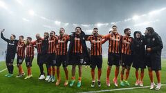 Los jugadores del Shakhtar celebra el t&iacute;tulo tras el partido.