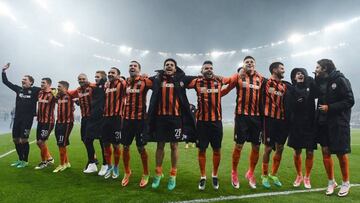 Los jugadores del Shakhtar celebra el título tras el partido.