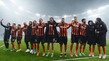 Los jugadores del Shakhtar celebra el t&iacute;tulo tras el partido.