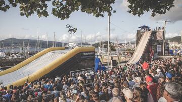 Alejandro Bonafe, rider de MTB Dirt Jump, saltando en la gran rampa del O Marisquiño, en Vigo (Galicia, España), ante numeroso público.
