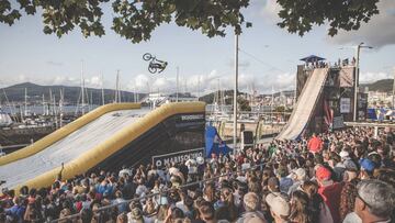 Alejandro Bonafe, rider de MTB Dirt Jump, saltando en la gran rampa del O Marisqui&ntilde;o, en Vigo (Galicia, Espa&ntilde;a), ante numeroso p&uacute;blico. 