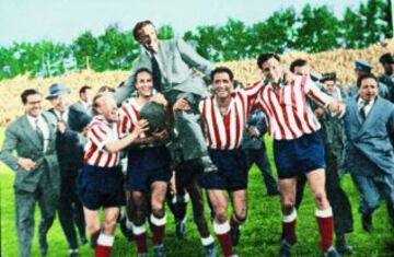 Los jugadores del Atlético de Madrid celebrando su cuarto título de Liga en 1951.