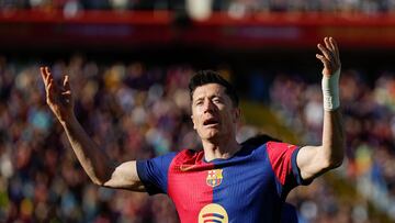BARCELONA, 30/03/2025.- El delantero del Barcelona Robert Lewandowski celebra su segundo gol contra el Girona, durante el partido de la jornada 29 de LaLiga que FC Barcelona y Girona disputan este domingo en el estadio Lluis Companys de Barcelona. EEFE/ Alberto Estévez