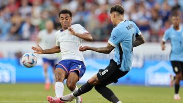 Kansas City (United States), 01/07/2024.- Tyler Adams of the United States (L) and Uruguay's Mathias Olivera in action during a CONMEBOL Copa America group C soccer match in Kansas City, Missouri, USA, 01 July 2024. (Estados Unidos) EFE/EPA/WILLIAM PURNELL
