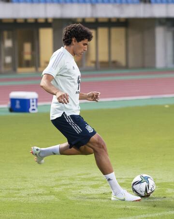 Jesús Vallejo, central de confianza del entrenador, golpeando al balón.