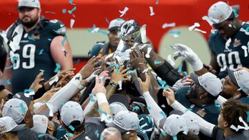 Los Philadelphia Eagles sostienen el trofeo Vince Lombardi que los acredita como ganadores se la Super Bowl.