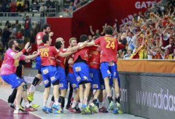 La selección española ganó a Dinamarca por 24-25 en un igualado partido con un final muy emocionante.