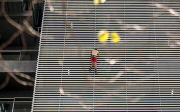 El escalador ruso se encaram¨® al edificio de Bancolombia de doce plantas en la ciudad de Medell¨ªn, llegando arriba en tan s¨®lo nueve minutos.