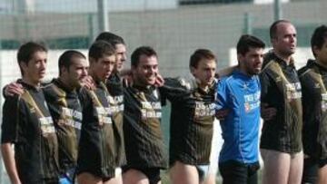 <b>SIN PANTALONES.</b> Los jugadores del Pegaso protestaron así en Valdebebas.