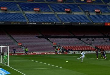 Debido a las restricciones sanitarias provocadas para frenar la expansión de la pandemia provocada por la Covid-19. El 24 de cotubre de 2020 el Camp Nou vacío fue testigo del Clásico sin público. 1-3 ganó el Real Madrid con goles de Ansu Fati para el Barcelona y de Valverde, Ramos (en la imagen) y Luka Modric.