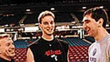 BUEN ROLLITO. El enviado especial, Alejandro Delmás, juntó a Pau Gasol y Peja Stojakovic antes del partido. Se fotografiaron los tres sobre el parquet del ARCO Arena.