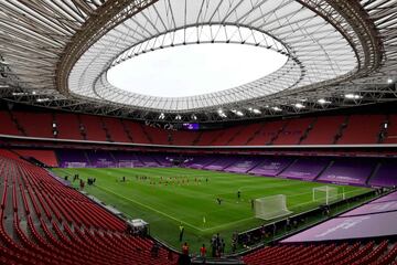 Las jugadoras de ambos equipos calientan en la previa del partido