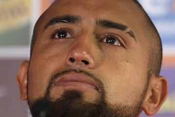 El jugador de la selección chilena de fútbol Arturo Vidal ofrece una conferencia  de prensa en Santiago, Chile.