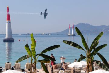 Un piloto vuela durante una sesión de entrenamiento para el Campeonato Mundial Red Bull Air Race 2018. 