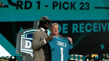 DETROIT, MICHIGAN - APRIL 25: (L-R) Brian Thomas Jr. poses with NFL Commissioner Roger Goodell after being selected 23rd overall by the Jacksonville Jaguars during the first round of the 2024 NFL Draft at Campus Martius Park and Hart Plaza on April 25, 2024 in Detroit, Michigan.   Gregory Shamus/Getty Images/AFP (Photo by Gregory Shamus / GETTY IMAGES NORTH AMERICA / Getty Images via AFP)