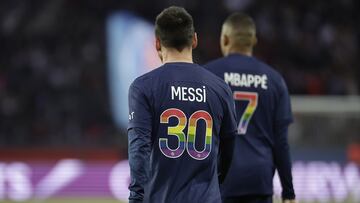 Paris (France), 13/05/2023.- Paris Saint Germain's Lionel Messi (L) and Paris Saint Germain's Kylian Mbappe (R) wear a jersey in supporting LGBT community during the French Ligue 1 soccer match between PSG and AC Ajaccio at the Parc des Princes stadium in Paris, France, 13 May 2023. (Francia) EFE/EPA/CHRISTOPHE PETIT TESSON
