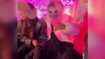 El astro brasileño disfrutó del ambiente navideño en Times Square al salir camuflado con un pasamontañas para no ser reconocido entre la gente.