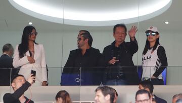 Peter Lim, junto al Pr&iacute;ncipe de Johor y su esposa, en un partido en Mestalla. 