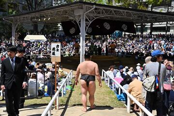 Los mejores luchadores de sumo participan en el 'Honozumo', una exhibición anual ante miles de espectadores en el Santuario Yasukuni.