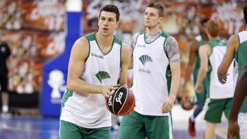 Mirosavljevic, con el balón en sus manos, con Waczinski.