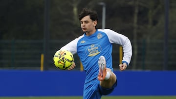 El centrocampista Charlie Patiño controla el balón durante un entrenamiento del Deportivo.