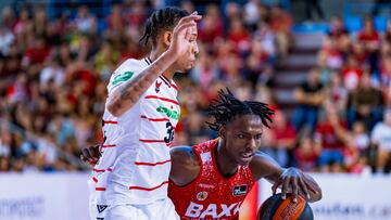 MANRESA (BARCELONA), 29/10/2023.- El escolta senegalés del Baxi Manresa Brancou Badio (d) es defendido por el base americano del Covirán Granada Joe Thomasson (i) durante el encuentro de la jornada 7 de la Liga Endesa entre el Baxi Manresa y el Covirán Granada, disputado este domingo en el Pabellón Nou Congost de Manresa. EFE/Siu Wu