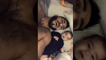 Johnny Herrera y tierna postal con su hijo.