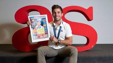 Fran Garrigós posa con la portada que AS le dedicó el día que ganó el bronce durante su visita a la redacción.