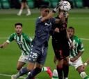 Claudio Bravo reapareció en dura caída del Betis como local